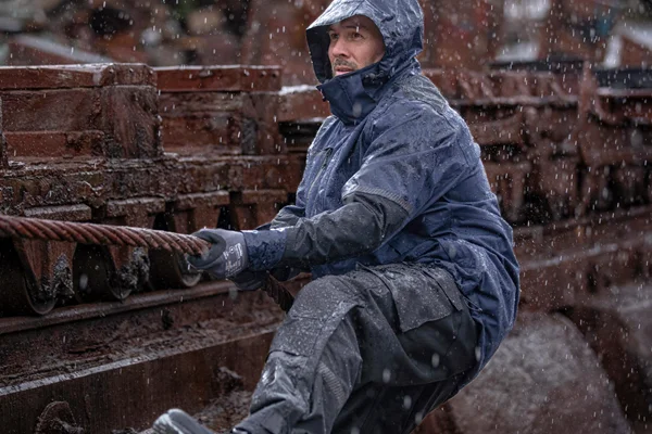 چه نکته ی هنگام خرید لباس کار ضد آب اهمیت دارد